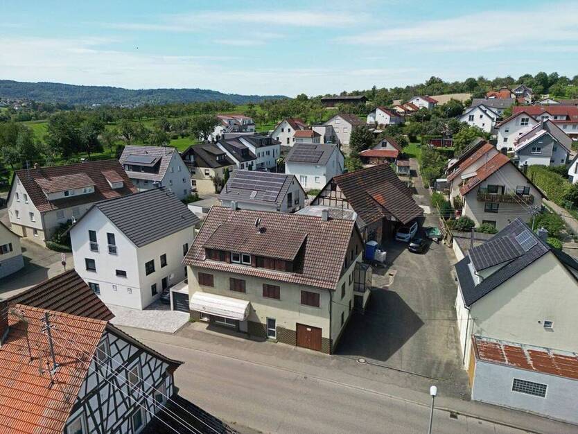 Wohn- und Geschäftshaus mit 3 Garagen