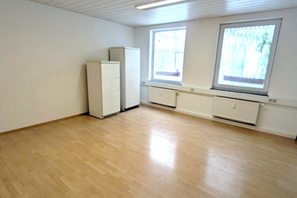 Gut gelegene Gewerbeeinheit in Esslingen -2 (Büro-)Räume mit Küche, Badezimmer und Kellerraum - fußläufig zu Supermärkten, S-Bahn, ZOB und Innenstadt 2 zimmer