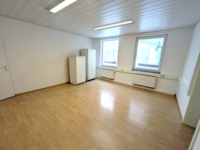 Gut gelegene Gewerbeeinheit in Esslingen -2 (Büro-)Räume mit Küche, Badezimmer und Kellerraum - fußläufig zu Supermärkten, S-Bahn, ZOB und Innenstadt 2 zimmer