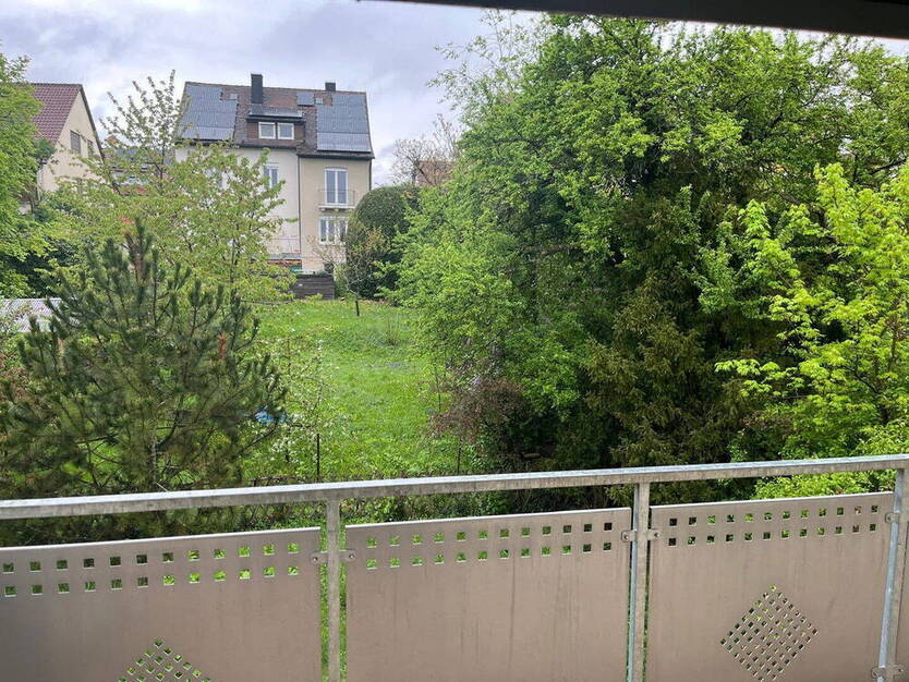 Erstbezug nach Renovierung mit Balkon: Geschmackvolle 2-Zimmer-DG-Wohnung in Stuttgart
