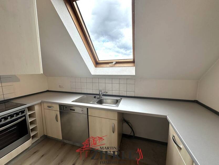 Gelegenheit, ab 01.10 frei! Schöne helle DG-Wohnung mit Balkon, Einbauküche und TG-Stellplatz!