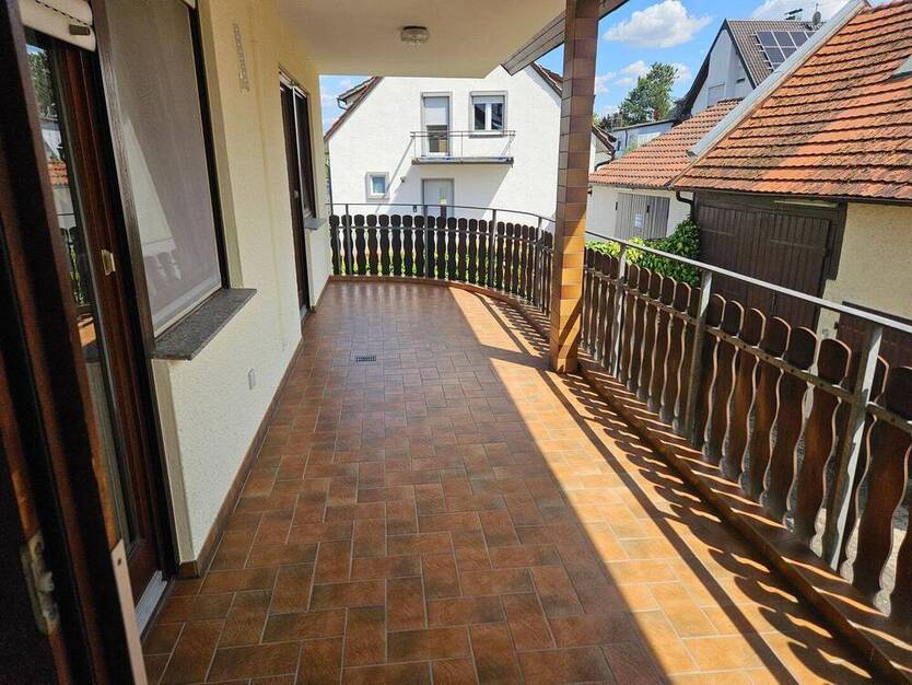 ++Haus mit 2 Wohnungen, Balkon, Küche und große Doppelgarage