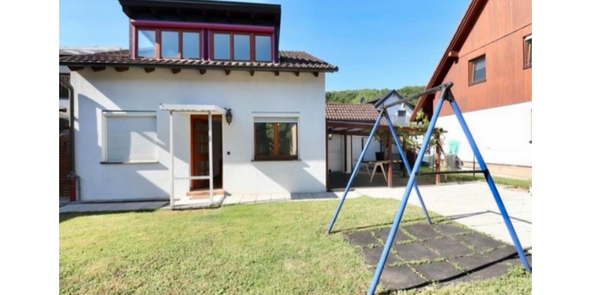 Einfamilienhaus mit Garten, Terasse, Balkon, Doppelgarage 4.5 zimmer