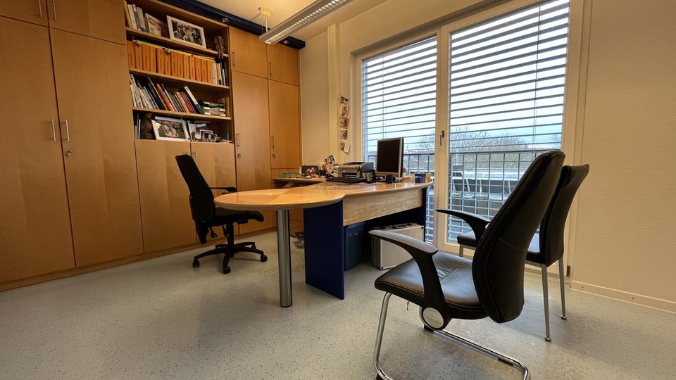 Ruhige und helle Praxis-Bürofläche zimmer