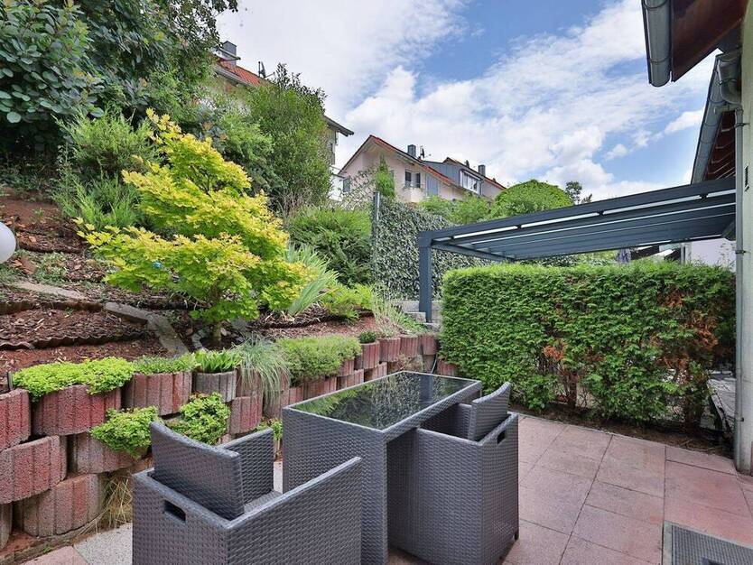 Ihr neuer Lebensmittelpunkt: Reihenmittelhaus mit Terrasse, Balkon und Garage
