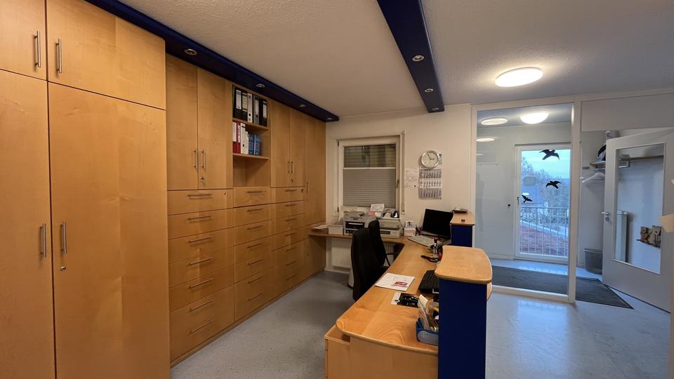 Ruhige und helle Praxis-Bürofläche zimmer