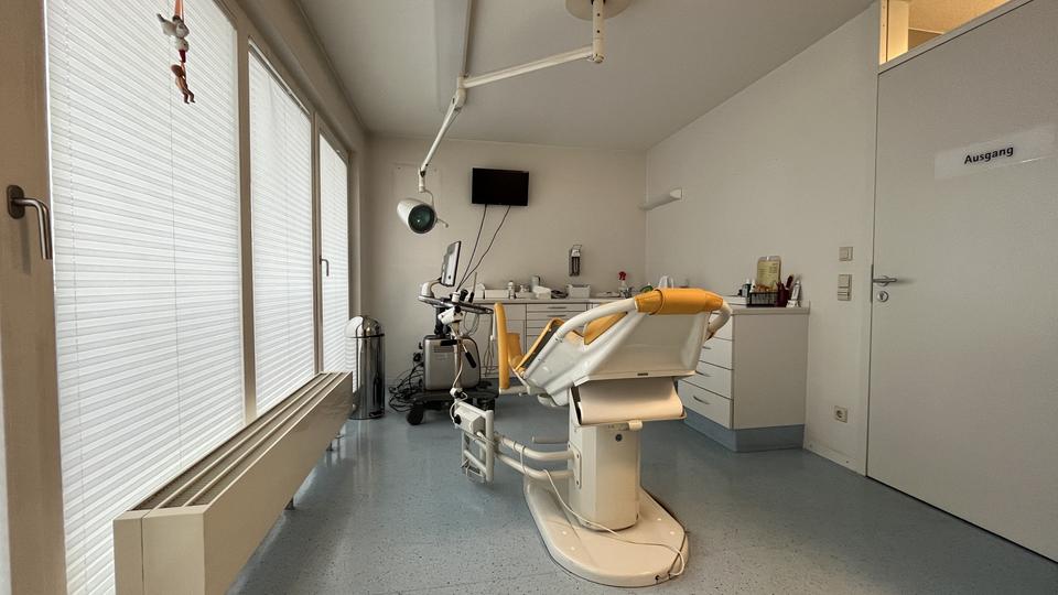 Ruhige und helle Praxis-Bürofläche zimmer