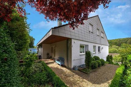 Top gepflegtes Zweifamilienhaus mit 3 Garagen 9 zimmer