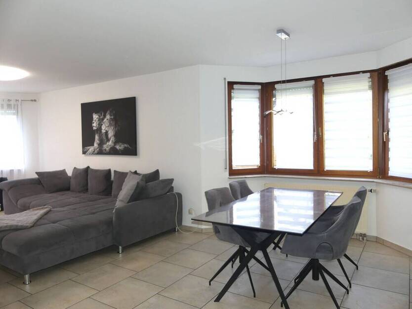 Schicke 3 Zimmer Wohnung mit einem sonnigen Balkon und PKW Stellplatz. Frei ab 01.11.2025
