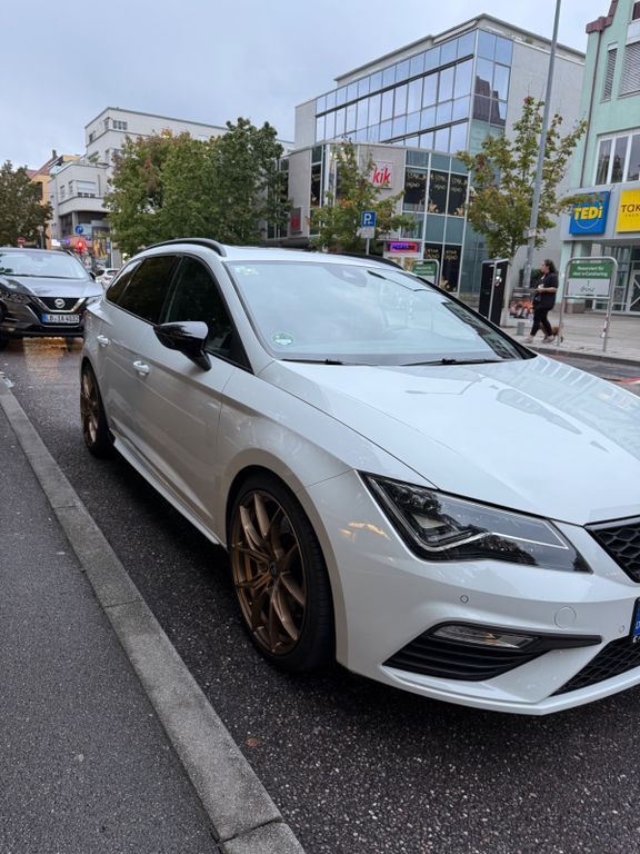 Seat Leon 106.000 km 21.700 € Stuttgart 70499