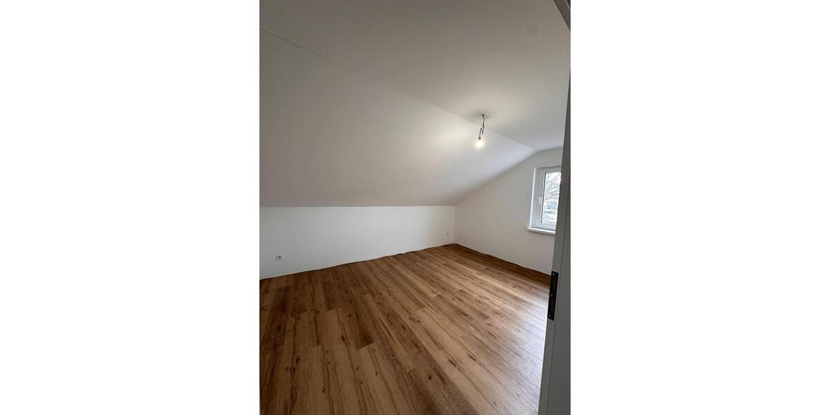 Dachgeschoßwohnung Markgröningen - 2.5 Zimmer, 80 m&sup2;, 1.175&euro; | Angebot:25852525