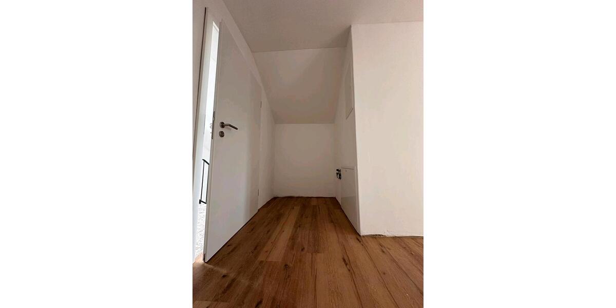 Dachgeschoßwohnung Markgröningen - 2.5 Zimmer, 80 m&sup2;, 1.375&euro; | Angebot:25267862
