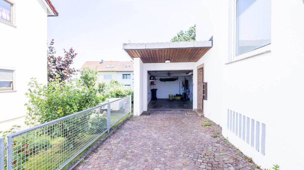 Liebevoll gepflegtes Drei-Parteienhaus in ruhiger Wohnlage