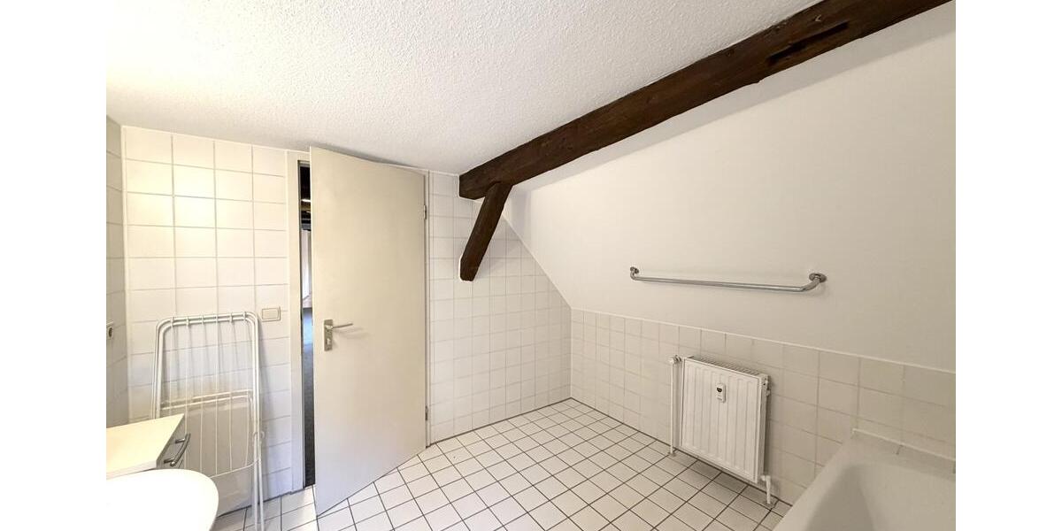 Dachgeschoßwohnung Esslingen am Neckar - 3.5 Zimmer, 105 m&sup2;, 1.400&euro; | Angebot:26057341