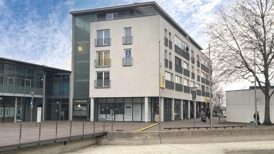 Ruhige und helle Praxis-Bürofläche zimmer