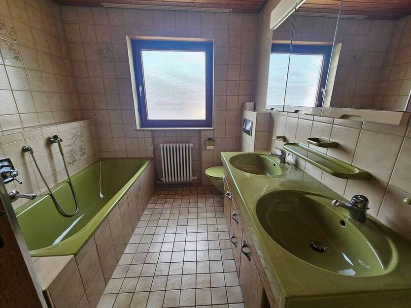 ++Haus mit 2 Wohnungen, Balkon, Küche und große Doppelgarage
