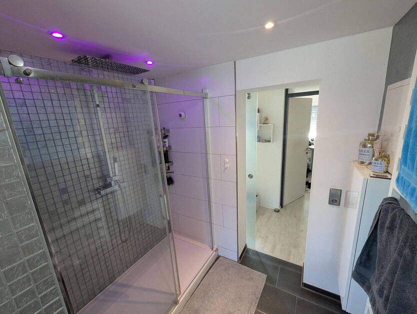 von PRIVAT kernsanierte & klimatisierte 3-Zi. Wohnung mit Dachterrasse in Filderstadt