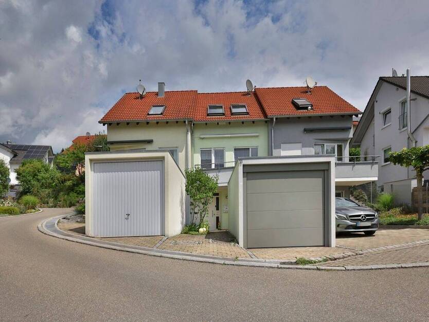 Ihr neuer Lebensmittelpunkt: Reihenmittelhaus mit Terrasse, Balkon und Garage