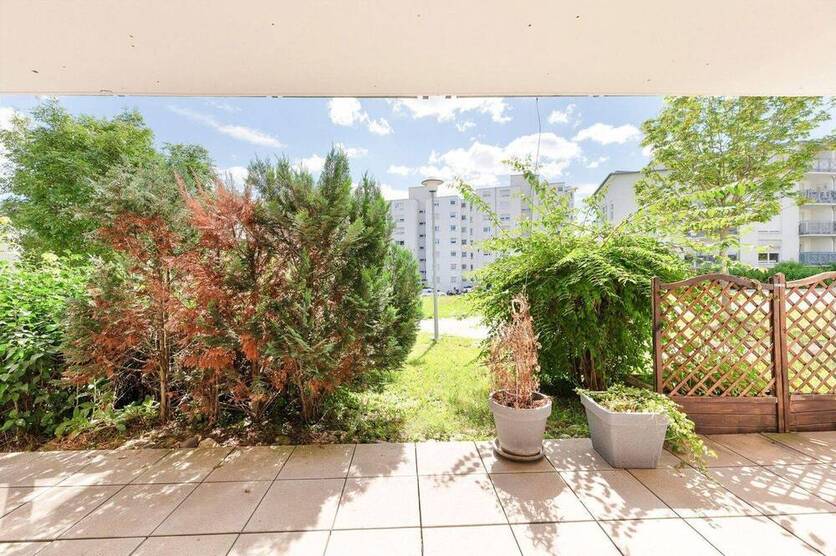 2-Etagen-Wohnung mit 2 TG-Stellplätze, EBK, 2 BadeZimmer, Balkon und Terrasse