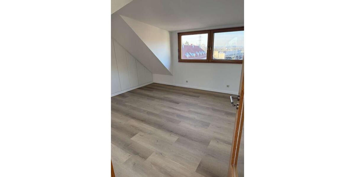 Dachgeschoßwohnung Stuttgart Luginsland - 2.5 Zimmer, 86 m&sup2;, 1.350&euro; | Angebot:24801989