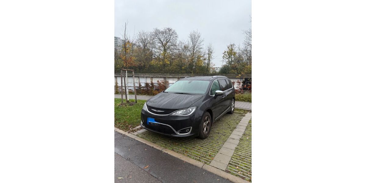 Chrysler Pacifica 95.000 km 18.500 € Stuttgart 70437