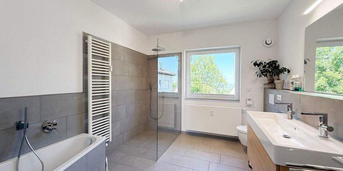 Tolle Dachgeschoss-Maisonette-Wohnung in Aussichtslage 3 zimmer