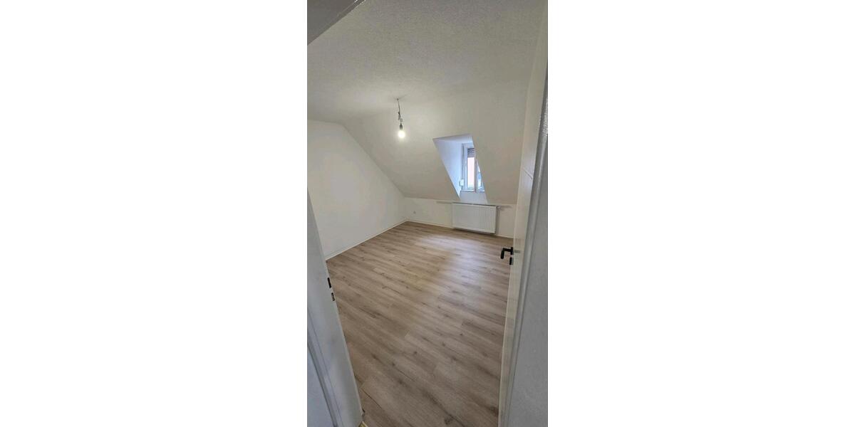 Dachgeschoßwohnung Ludwigsburg Oßweil - 4 Zimmer, 110 m&sup2;, 1.400&euro; | Angebot:26342825