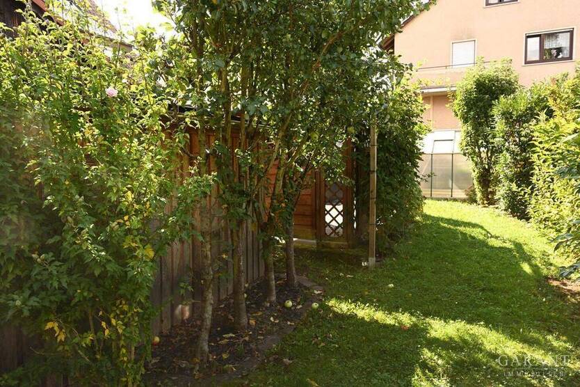 Moderne Doppelhaushälfte mit Garten in der Stadtmitte