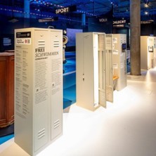 Nackt-Besuch Ausstellung: Frei Schwimmen