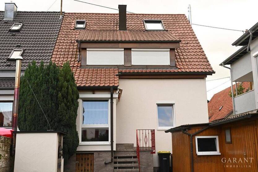 Moderne Doppelhaushälfte mit Garten in der Stadtmitte