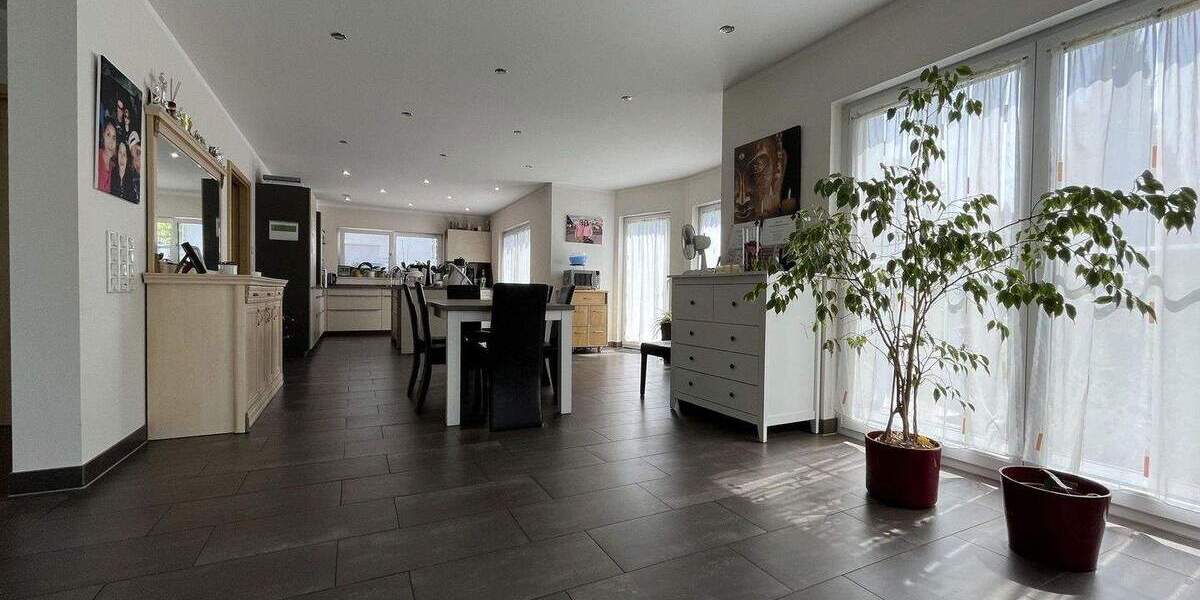 Freistehendes Einfamilienhaus mit Wellnessbereich, Einliegerwohnung und Doppelgarage in Kornwestheim 8 zimmer