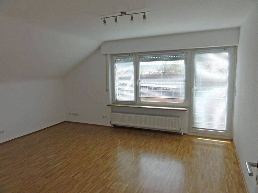 FÜR SINGLE ODER PAAR! Sonnige, ruhige 2 12 Zimmer - Wohnung im DG mit Süd - Balkon in Weinstadt - Endersbach