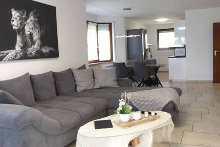 Schicke 3 Zimmer Wohnung mit einem sonnigen Balkon und PKW Stellplatz. Frei ab 01.11.2025