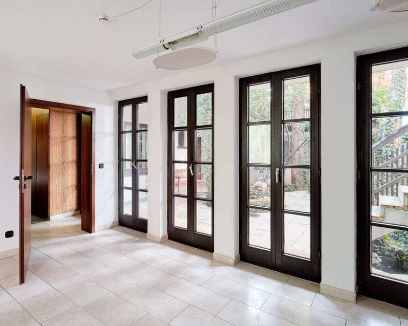 Haus zum Kaufen in Esslingen am Neckar 1.100.000 € 490.04 m²