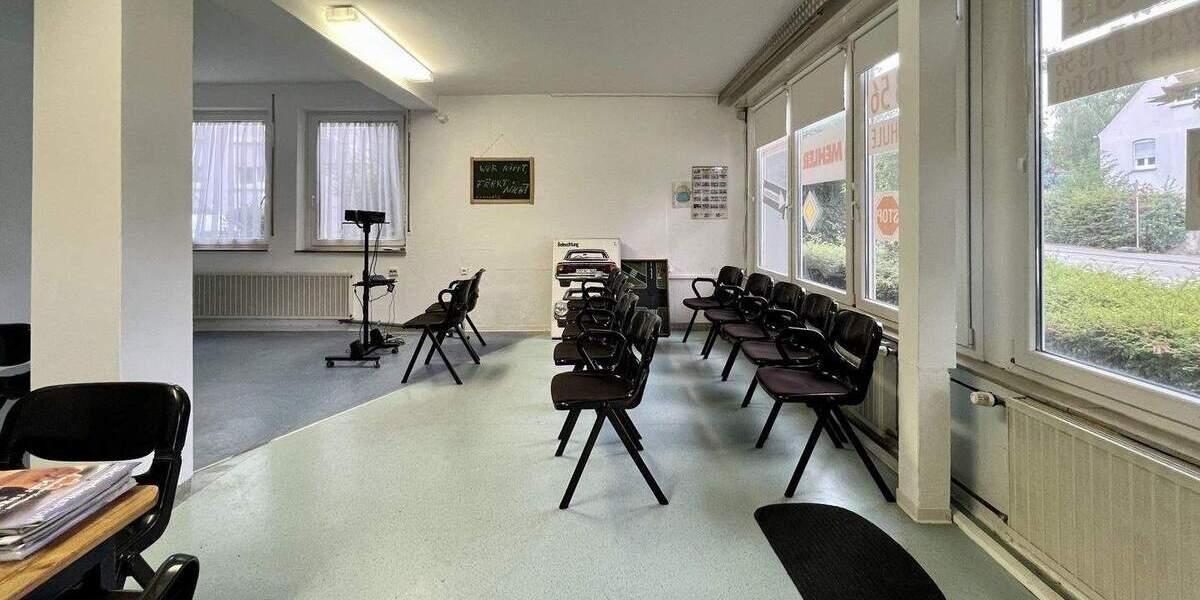 Gewerbeeinheit mit vielseitiger Nutzungsmöglichkeit - vermietete Teilfläche und großzügige Lagerflächen 4 zimmer