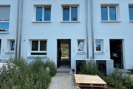 Energiesparwunder trifft Familienidylle – Reihenhaus (A+) in Steinenbronn