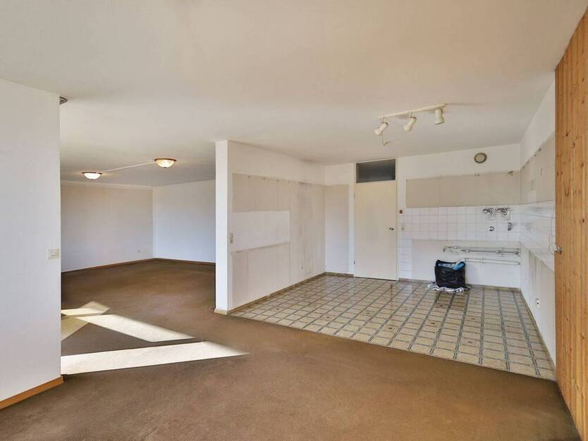 Großzügige, lichtdurchflutete Wohnung mit viel Gestaltungspotential