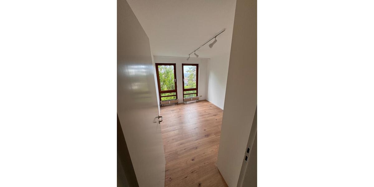 Erdgeschoßwohnung Esslingen am Neckar Hegensberg - 4.5 Zimmer, 109 m&sup2;, 1.300&euro; | Angebot:26311596