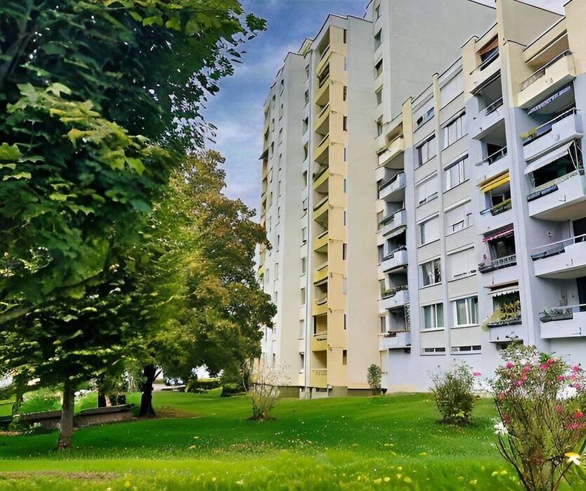 Helle 4,5 Zimmer-Wohnung mit Balkon, Aufzug und Tiefgaragenstellplatz in ruhiger Lage von Ludwigsburg