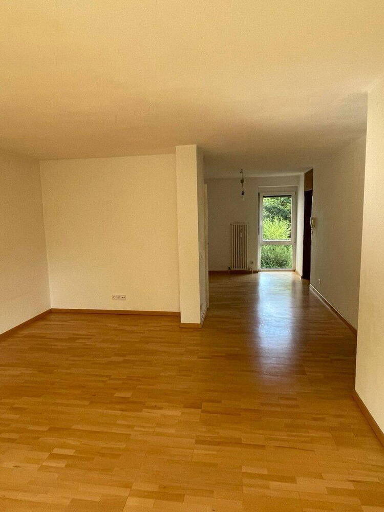 Bezugsfreie 4,5-Zi.-Wohnung mit Terrasse & Tiefgarage - im Grünen