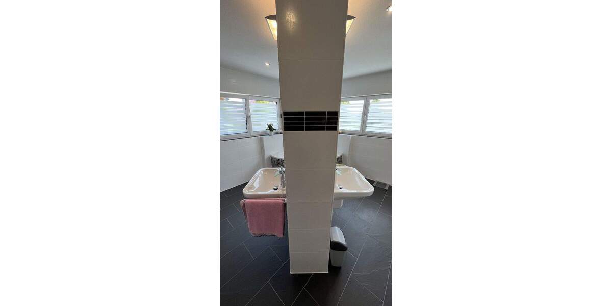 Freistehendes Einfamilienhaus mit Wellnessbereich, Einliegerwohnung und Doppelgarage in Kornwestheim 8 zimmer