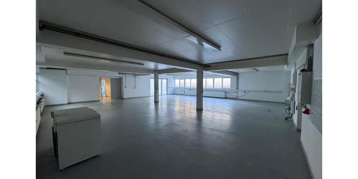 Verkehrsgünstige Gewerbehalle m. Sanitärraum, Büro und Stpl. zimmer