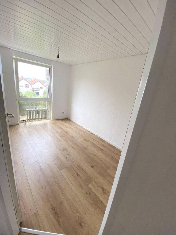 4-Zimmer-Wohnung, 83 m2, neu renoviert, inkl. Garage + Carport