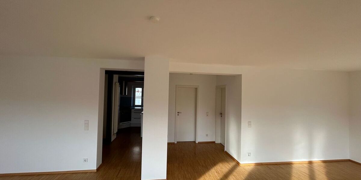 Zwei Zimmer mit Weitblick - Sanierte Wohnung im 1. OG und Balkon - Appartement Stuttgart Botnang | Angebot:26623450