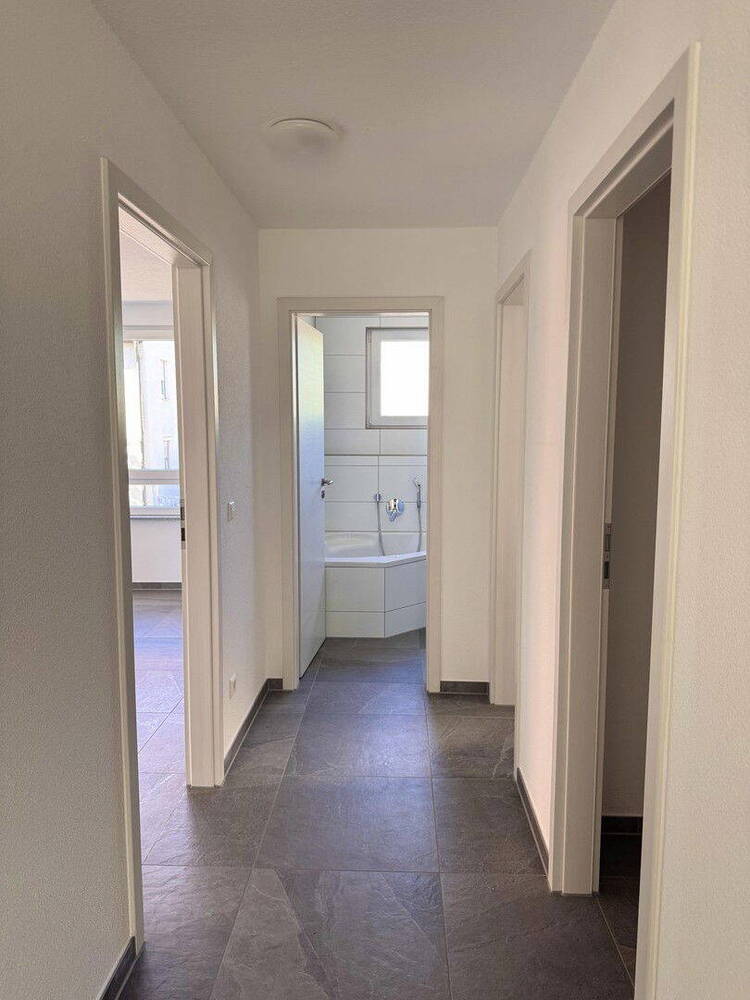 Neubau Sonnige, moderne 3-Zi.-Wohnung mit Balkon, Einbauküche und Stellplatz