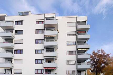 Helle 3 Zimmer-Wohnung mit Balkon, Aufzug und Stellplatz in Neckarrems 3 zimmer